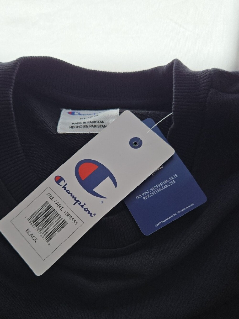 Champion Men's Black Crewneck Sweatshirt with Small Logo - Picture 5 of 8